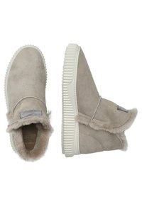 Stivali senza lacci grigi in suede con un polsino di pelliccia, suola in gomma con texture rigida e dettagli in metallo sulla parte superiore.