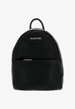 Sac à dos en cuir noir avec une finition texturée, un haut arrondi, une poche zippée à l'avant et des accents dorés. Logo affiché en évidence à l'avant.