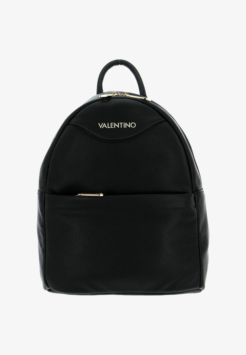 Sac à dos en cuir noir avec une finition texturée, un haut arrondi, une poche zippée à l'avant et des accents dorés. Logo affiché en évidence à l'avant.