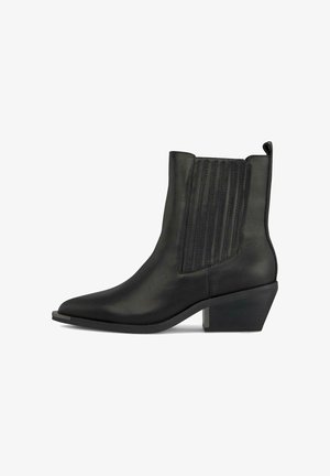 Bottines en cuir noir avec un bout pointu, des panneaux élastiques sur les côtés, des détails côtelés et un talon carré accentué par un élément métallique.