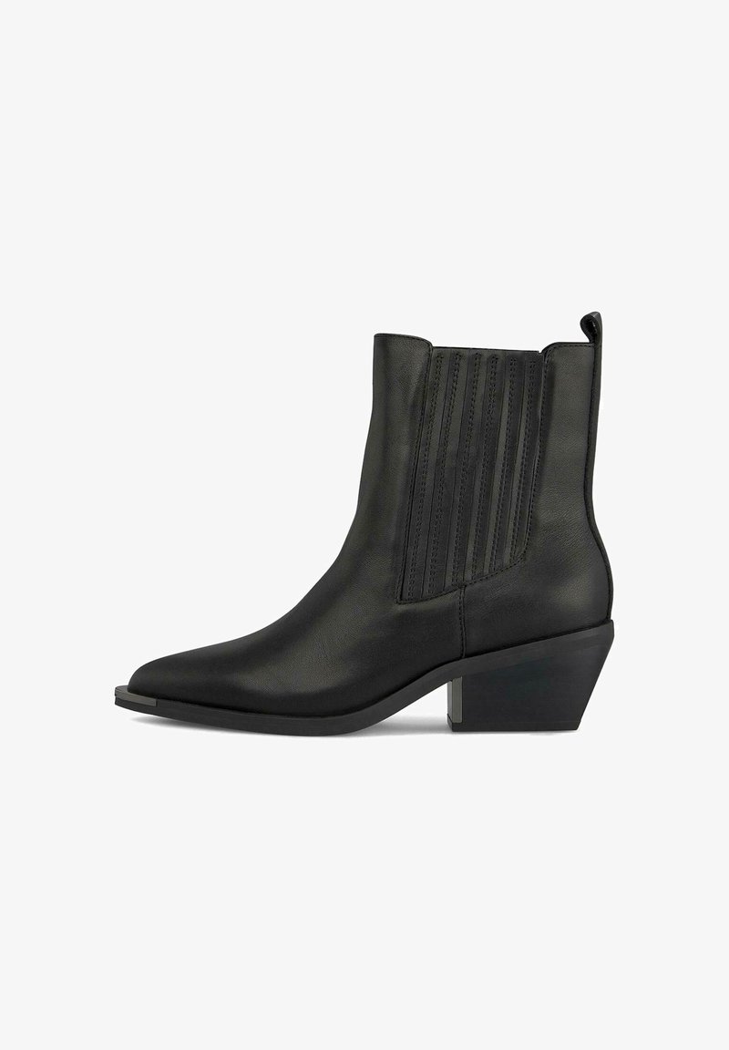 Czarne skórzane botki za kostkę z ostrym noskiem, elastycznymi bocznymi panelami, prążkowanymi detalami i blokowym obcasem podkreślonym metalowym elementem.