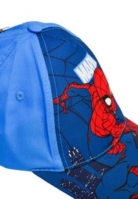 Cappellino di Spider-Man realizzato in tessuto blu, con una grafica di Spider-Man e un design dello skyline della città, strutturato con una visiera curva e una fascetta regolabile.
