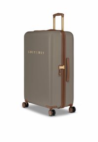 Harde koffer in taupe met een gestructureerde afwerking, gouden hardware, bruine rits en handvat, en vier wielen voor gemakkelijke wendbaarheid.