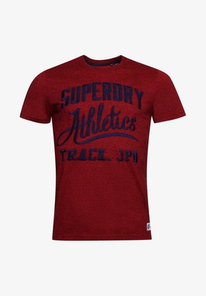 Rotes Kurzarm-T-Shirt aus strukturiertem Stoff, mit blauen „SUPERDRY Athletics TRACK. JPN“-Druckgrafiken auf der Vorderseite.
