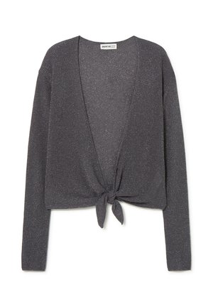 Cárdigan corto gris con diseño de lazo frontal, hecho de tela suave y texturizada con un brillo sutil. Mangas largas y escote en V profundo.