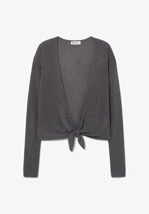 Cárdigan corto gris con diseño de lazo frontal, hecho de tela suave y texturizada con un brillo sutil. Mangas largas y escote en V profundo.