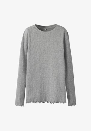 Lichtgrijs geribbelde lange mouwen shirt met ronde halslijn en gekartelde zoom en manchetten, weergegeven tegen een witte achtergrond.