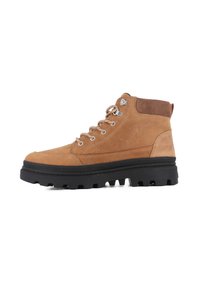 Botas de senderismo de ante marrón con suela de goma negra, que cuentan con ojales de metal, puntera reforzada y detalles en marrón contrastante en el collar.