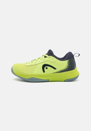 Sapatilha desportiva amarelo brilhante com detalhes em azul marinho escuro. Parte superior em malha e tecido suave, sola texturizada e detalhe do logótipo na lateral.