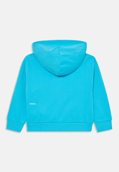 Hoodie i livlig turkos, tillverkad av mjukt tyg. Har en ribbad nederkant och ärmslut, med en liten logotyp på baksidan.