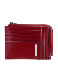 Portafoglio in pelle rossa con sei slot per carte, un compartimento con zip e cuciture blu a contrasto. Design compatto con una texture liscia.