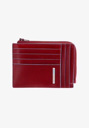 Portafoglio in pelle rossa con sei slot per carte, un compartimento con zip e cuciture blu a contrasto. Design compatto con una texture liscia.