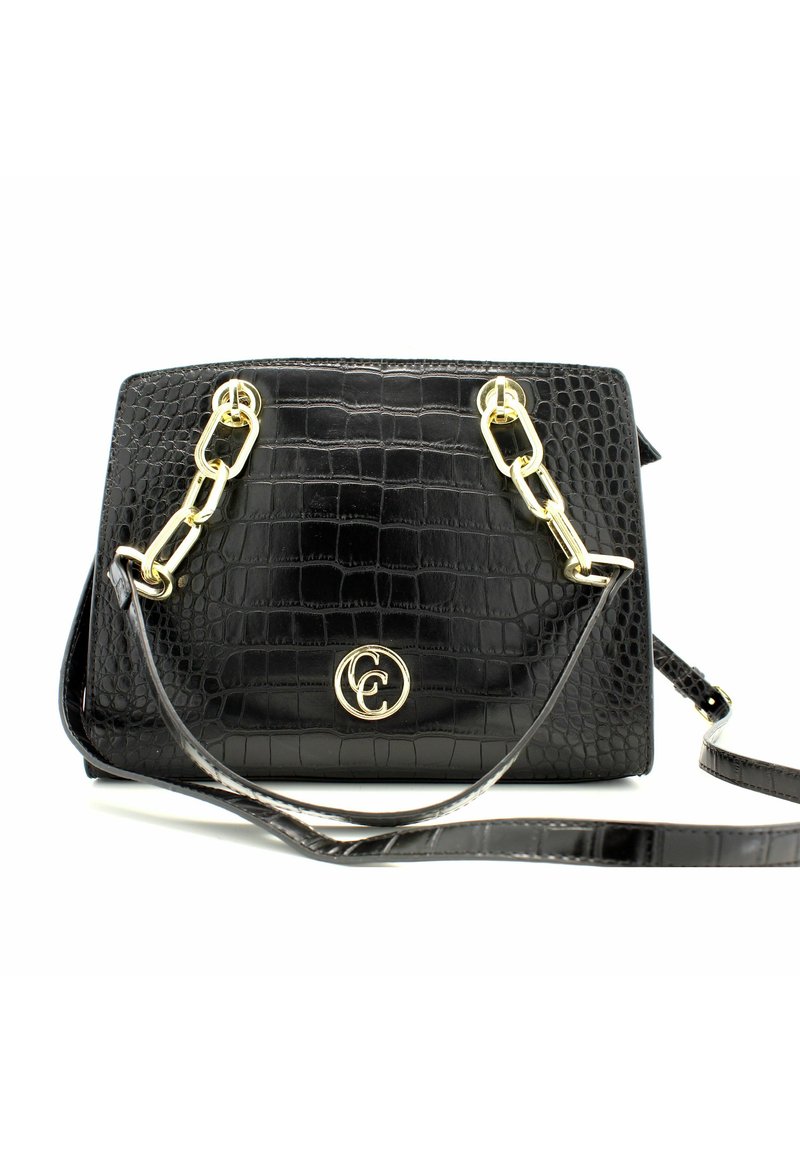 Bolso negro hecho de material con relieve de cocodrilo brillante, con herrajes en tono dorado, un logotipo en la parte delantera y una correa para el hombro removible.