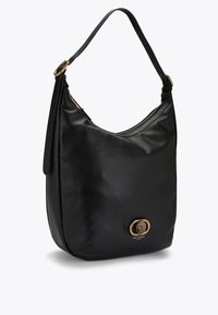 Czarna skórzana torebka na ramię o zaokrąglonym kształcie, z hardwarem w złotym kolorze, zamknięciem na zamek błyskawiczny oraz dekoracyjnym metalowym emblematem z przodu.