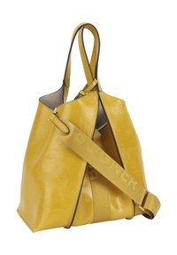 Żółta skórzana torba typu bucket z teksturowanym wykończeniem, podwójnymi uchwytami, regulowanym materiałowym paskiem z logo oraz otwartym designem.