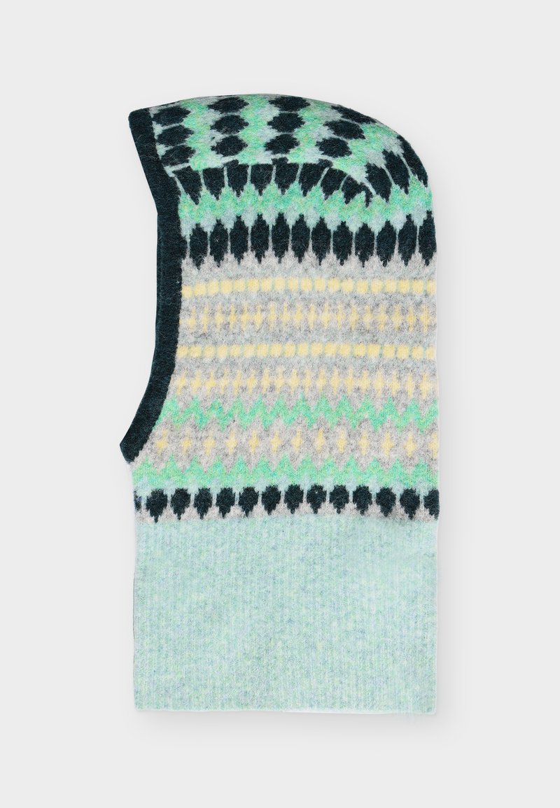 Πλεκτή μάσκα από μαλλί με γεωμετρικά μοτίβα σε πράσινο, κίτρινο, μαύρο και γκρι, και ριμπ πλεκτή χαμηλή τμήμα σε ανοιχτό μπλε χρώμα.