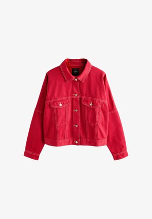 Rode denimjack met een kraag, twee voorkruiden, zilveren knopen en contrasterende stiksels. Heeft een cropped pasvorm en relaxte mouwen.
