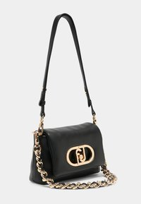 Sort læderhåndtaske med en guldmetal spænde, kædeaccenteret strop, struktureret form og glat tekstur. Justerbar skulderrem inkluderet.