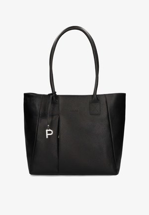 Borsa tote in pelle nera testurizzata con due spallacci e un piccolo ciondolo argentato a forma di "P" appeso sul lato sinistro.