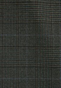 Tkanina tartan w ciemnozielonym i czarnym kolorze, z wyraźnym splotem i jasnobłękitnymi oraz brązowymi wzorami w kratkę.