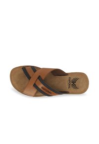 Sandale en cuir marron avec des lanières croisées, semelle intérieure en daim souple et logo imprimé sur le support de pied. Présente des rayures d'accent foncé sur les lanières.