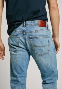 Pepe Jeans Jeans Tapered Fit - medium blue destroy
