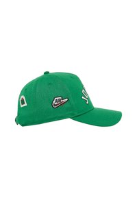 Cappellino da baseball verde con visiera curvata, caratterizzato da ricami con il testo "JORDAN" e toppe grafiche sui lati. Materiale in cotone misto.