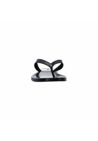 Zwarte platte sandalen met een eenvoudig teenslipperontwerp, een bovenwerk van soepel leer en een platte zool met subtiele stiksels.
