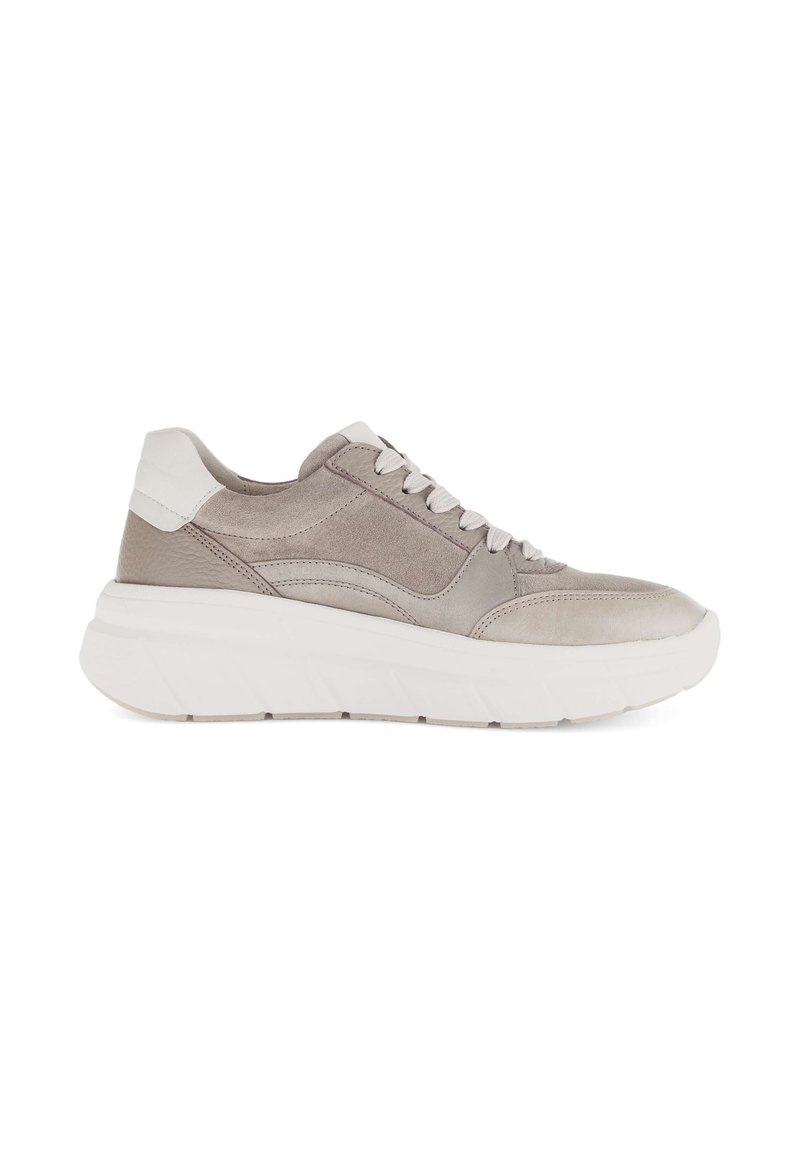 Lichtgrijze sneaker van gemengd suede en leer, met ronde neus, vlakke witte rubberen zool en contrasterende witte hielaccenten.