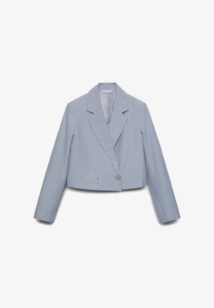 Blazer azzurro chiaro, corto, con rever a lancia, chiusura con doppio bottone e maniche lunghe. Realizzato in tessuto con trama lineare.