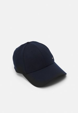 Casquette de baseball bleu marine foncé avec une visière incurvée, un design six panneaux et un petit logo rectangulaire sur le devant.