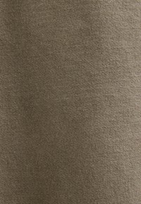 Tissu texturé brun avec une apparence douce et tissée, présentant un motif subtil et régulier ainsi qu'une teinte terreuse atténuée.