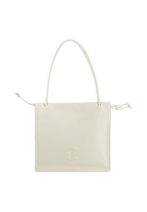Sac à main en cuir crème de forme carrée avec une seule fine bandoulière et un logo discrètement embossé au centre avant.