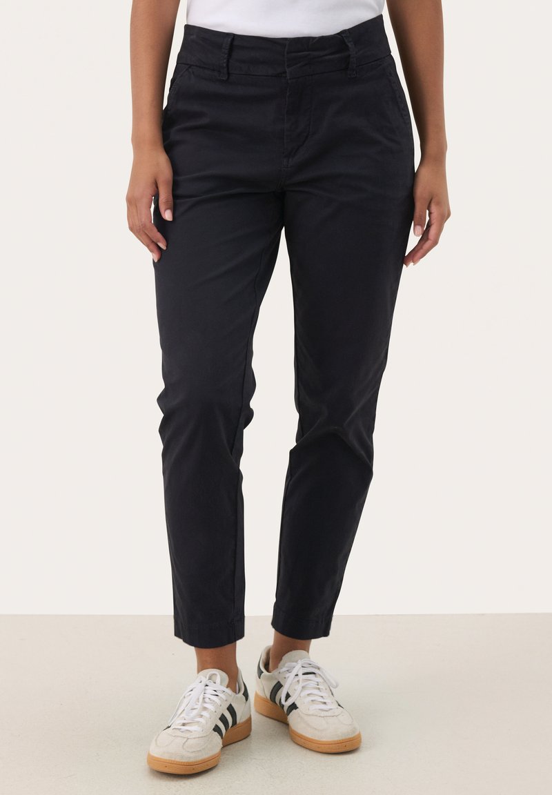 Chino blu navy con una vestibilità dritta, realizzati in materiale misto cotone, dotati di passanti per cintura, tasche laterali e un orlo che si restringe sopra la caviglia.