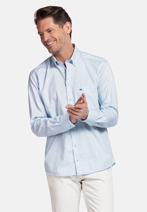 Lichtblauw button-up overhemd met een kraag, lange mouwen, borstzak en witte knopen. Draag het met een witte broek. Glad stoftextuur.
