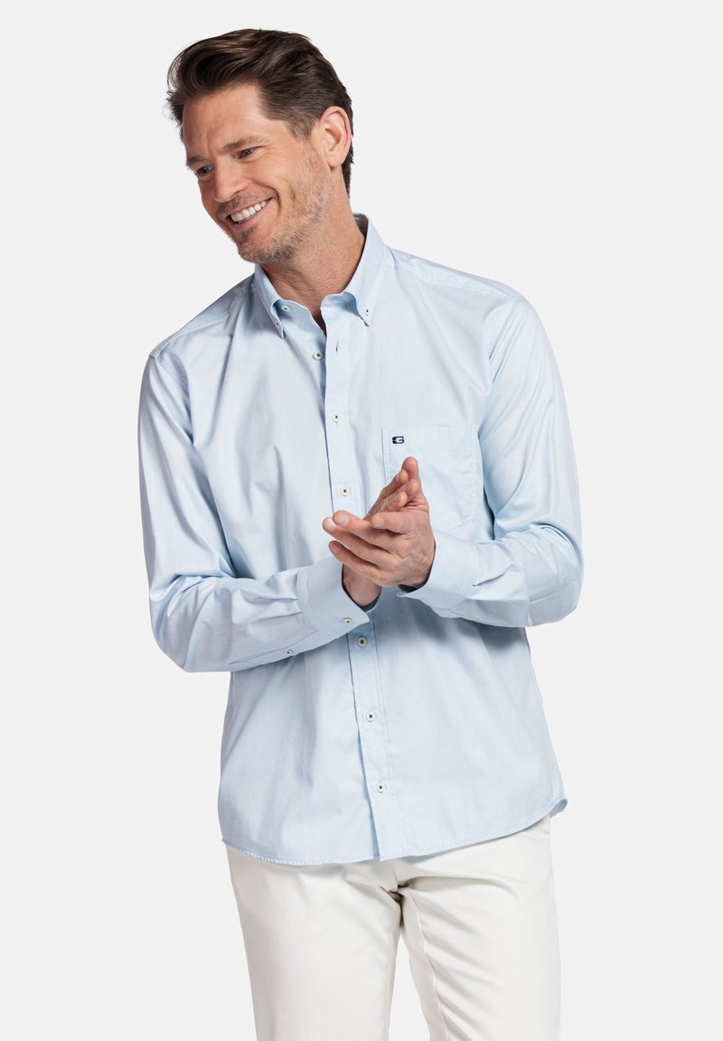 Lichtblauw button-up overhemd met een kraag, lange mouwen, borstzak en witte knopen. Draag het met een witte broek. Glad stoftextuur.