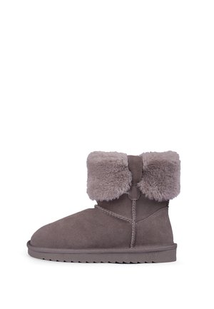 Stivale in suede grigio con risvolto in pelliccia sintetica. Punta arrotondata, suola piatta con battistrada e dettagli di cucitura discreti lungo le cuciture.