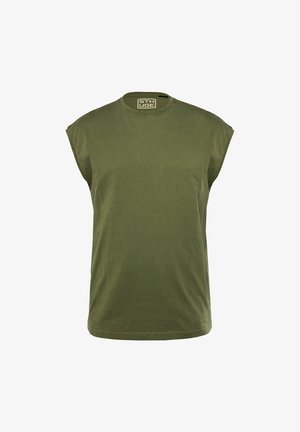 T-shirt sans manches en coton vert olive avec un col rond et un ourlet droit. Texture lisse avec des détails minimes et sans motifs.