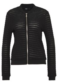 Veste bomber noire en tissu texturé avec des rayures horizontales, fermeture éclair frontale et poignets et ourlet côtelés.