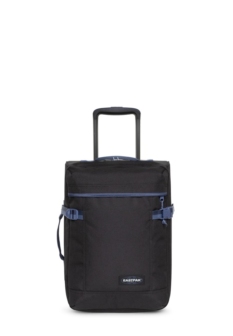 Zaino da viaggio nero con ruote, di forma rettangolare, con cinghie blu a contrasto, maniglia superiore e una patch con logo sul davanti. Esterno in tessuto resistente.