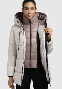 Giacca esterna imbottita di colore grigio chiaro con uno strato interno staccabile color malva. Design con cappuccio, chiusura con zip e tessuto testurizzato con motivo trapuntato.