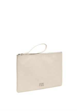 Bolso de muñeca rectangular color crema con cierre de cremallera y pequeño logo plateado "Bimba Y Lola" en el frente.