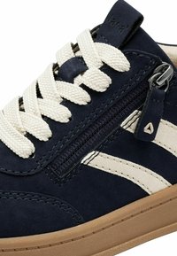 Marineblauer Wildledersneaker mit cremefarbenen Schnürsenkeln, seitlichem Reißverschluss und beigen Akzenten. Verfügt über eine strukturierte Gumm sole und markante Nähte.
