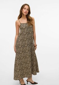 Robe maxi en imprimé léopard avec fines bretelles, coupe ample et ourlet fluide ; le tissu semble léger et texturé.