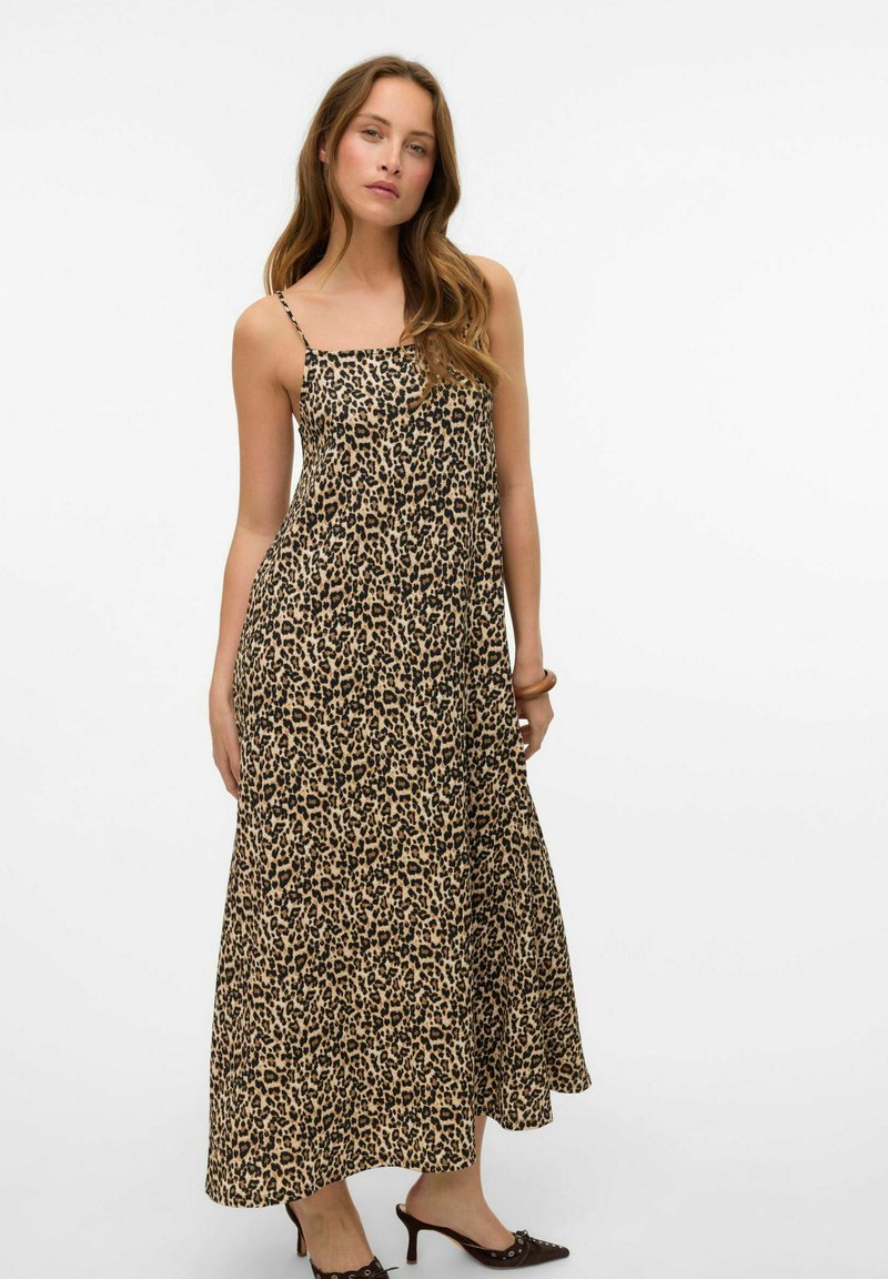 Robe maxi en imprimé léopard avec fines bretelles, coupe ample et ourlet fluide ; le tissu semble léger et texturé.
