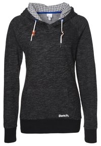 Sweat à capuche noir avec une capuche doublée en tissu à carreaux gris, des cordons avec des accents en bois et un logo en bas à gauche. Fabriqué en tissu texturé.