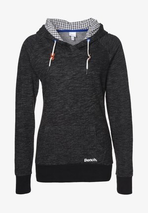 Černá mikina s kapucí s šedým kostkovaným podšívkou, šňůrkami s dřevěnými prvky a logem v levém spodním rohu. Vyrobena z texturované látky.