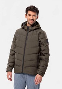 Olivgrüne Steppjacke mit durchgehendem Reißverschluss und verstellbarer Kapuze. Verfügt über eine gesteppte Textur und schwarze Akzentdetails an den Schultern.