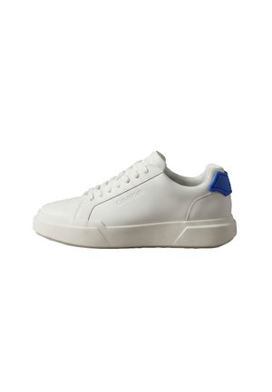 Białe niskie sneakersy z przodu na sznurowadła, niebieską pętelką na pięcie oraz subtelnym wytłoczonym logo po boku.