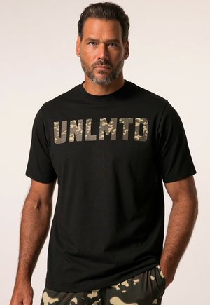 Zwarte T-shirt met korte mouwen met gedurfde, camouflage "UNLMTD" letters. De stof lijkt soepel, met een relaxte pasvorm en ronde hals.